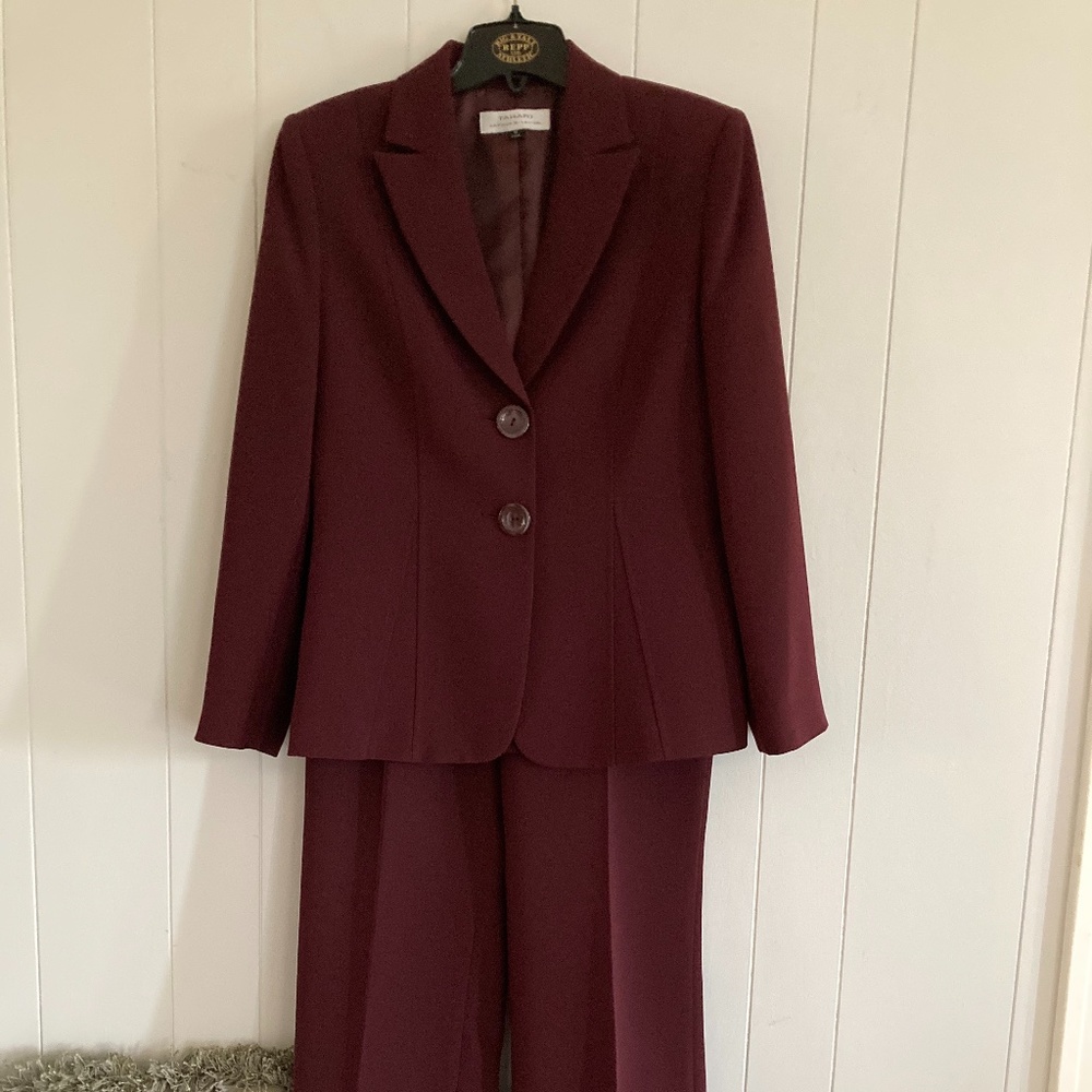 Tahari, Arthur S. Levine 2-piece Suit